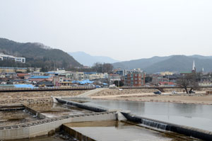 청송군은 용전천에 홍수와 가뭄 시 수위조절기능이 떨어진 기존 콘크리트 재래식 보를 철거하고 외관과 활용 면에 우수한 고무보를 새롭게 배치했다. 청송군 제공