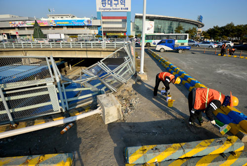6일 동대구역 광장 앞 도로의 차량 방호 울타리가 종잇장처럼 구겨져 있다. 이날 새벽 승용차가 방호 울타리를 들이받고 철도에 추락하는 사고가 발생했다. 우태욱기자 woo@msnet.co.kr