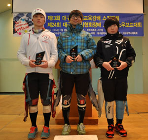 제13회 대구시교육감배 스키대회에서 최우수선수상을 받은 신승윤(왼쪽부터), 이재준, 이정훈. 대구스키협회 제공