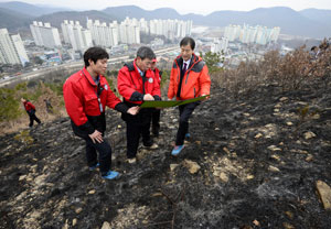 아파트 단지가 밀집한 팔공산 자락에서 의문의 산불이 잇따라 주민들이 불안해하고 있다. 경찰이 현장감식과 함께 수사에 나선 가운데 9일 오후 여희광(맨 오른쪽) 부시장과 동구청 관계자들이 산불 현장을 살펴보고 있다. 우태욱기자 woo@msnet.co.kr