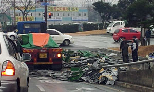 8일 오후 포항시 남구 대잠네거리를 달리던 화물 트레일러에서 무한궤도 부품 수천 개가 떨어지는 사고가 발생해 주변 일대가 극심한 혼잡을 빚었다. 이상원기자