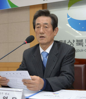 이영우 경북도 교육감이 8일 도교육청에서 신년 기자회견을 갖고 2014년 주요 업무 계획을 밝히고 있다. 경북도교육청 제공.