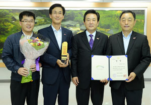 김문오(오른쪽 두 번째) 달성군수와 관계자들이 마비정 벽화마을 조성사업으로 대한민국 공공경영대상을 수상했다. 달성군 제공.
