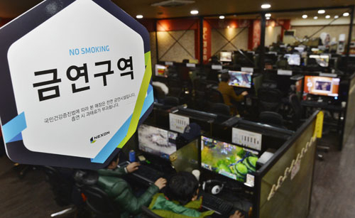 9일 대구 동구 한 PC방에 금연구역 안내판이 걸려 있다. 이 PC방은 흡연실이 따로 설치되어 있어 PC방 내부에서 흡연하는 이용객들을 찾아볼 수 없다. 성일권기자 sungig@msnet.co.kr