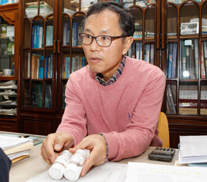 영남대 정우식 교수가 자신이 개발한 질화알루미늄 분말 제조 기술을 설명하고 있다.