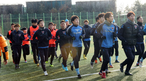 이달 3일 소집된 대구FC 선수들이 최덕주 감독의 지휘 아래 훈련하고 있다. 대구FC 제공
