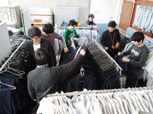 안동 경일고에는 졸업생 선배들이 기증한 교복을 말끔하게 정리해 후배들이 교환하거나 가져갈 수 있도록 하는 교복교실이 있다. 이 학교는 벌써 13년째 교복 대물림사업을 하고 있다. 경일고등학교 제공