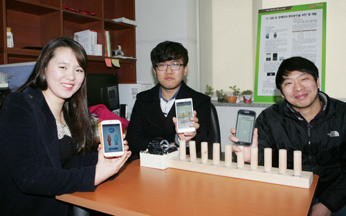 14일 대구대 경산캠퍼스 정보통신대학 7호관 한 연구실에서 장애인용 스마트폰 앱을 개발한 팀 대표들이 자신이 만든 앱을 선보이고 있다. 홍효성, 박종엽, 임현우 씨.(왼쪽부터) 대구대 제공