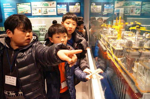 글로벌기업이 밀집한 울산 지역은 산업관광 분야에서 가장 역사성과 잠재력이 높은 도시로 꼽힌다. 이에 따라 울산시도 오토밸리 산업관광 상품을 개발하는 등 발 빠르게 뛰고 있다. 현대중공업 아산기념전시실을 방문한 학생들이 모형 선박을 관심 있게 보고 있다. 장성현기자