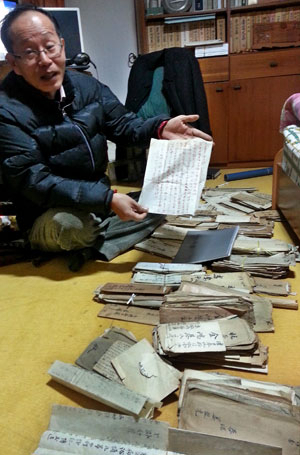봉화읍 바래미마을 만회고택에서 독립투사 고(故) 김정진 옹의 맏아들인 시원 씨가 최근 발견된 편지를 펴보이며 설명하고 있다. 마경대기자