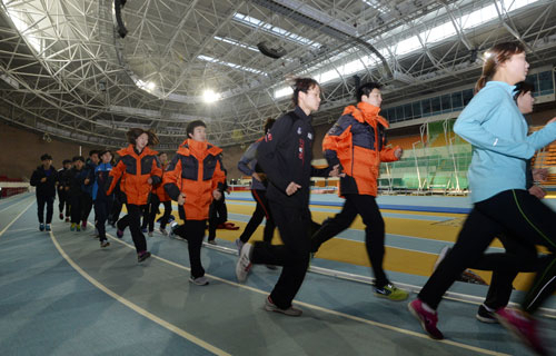 17일 대구육상진흥센터에 전지훈련 온 육상 국가대표 후보 선수들이 트랙을 돌며 훈련을 시작하고 있다. 성일권기자 sungig@msnet.co.kr