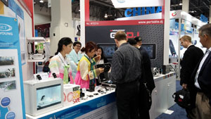 CES 2014에서 대구TP 모바일융합센터가 구성한 국내기업 공동관을 방문한 해외 바이어들이 설명을 듣고 있다. 대구TP 제공