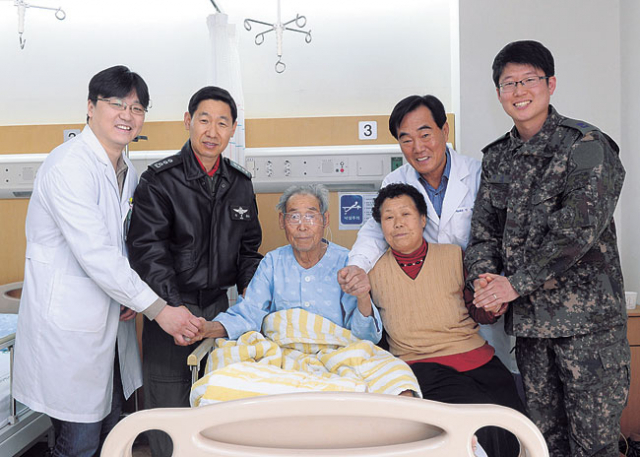 공군 16전투비행단과 안동의료원의 도움으로 무료 백내장 수술을 받은 강경정 씨가 퇴원을 앞두고 관계자들과 기념촬영을 하고 있다. 공군 16전투비행단 제공