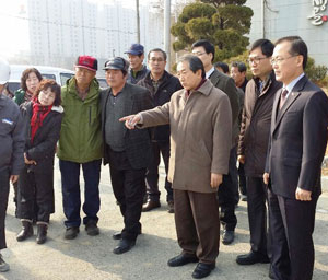 구미시 구평동 속칭 무지개 마을 주민들이 제기한 집단 민원을 해결하기 위해 신영기 국민권익위원회 상임위원 등 관계자들이 현장을 둘러보고 있다.