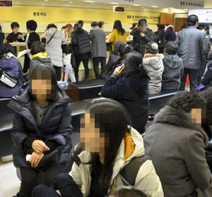 21일 롯데백화점 대구점 롯데카드 고객센터에 신용카드를 배발급 받거나 해지하러 온 사람들로 크게 붐비고 있다. 우태욱 기자