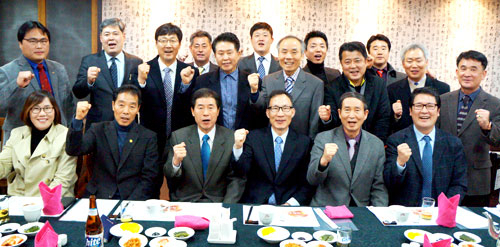 22일 계명대 체육대학이 마련한 대구 체육관계자 간담회에서 참석자들이 파이팅을 외치고 있다. 김교성기자