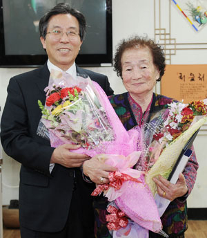 폐지를 주워 모은 돈 2천700여만원을 기부한 윤동녀 할머니가 22일 대통령표창을 받았다. 문경시 제공