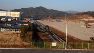 영남권 내륙물류기지 전경. ICD의 컨테이너 적치장은 텅 비고, 차량운행도 뜸하지만 2월부터 컨테이너 열차가 운행되고 제조