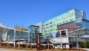 대구지역에서 가장 활발한 공연장으로 손꼽혀 온 대구오페라하우스와 수성아트피아가 2014년 들어서는 개점휴업 상태다. 제대로 된 공연 계획도 세우지 못하고 있다. 그나마 리모델링 후 재개관한 대구시민회관은 공연계획이라도 밝히고 있어 그나마 사정이 좀 나은 편이다.