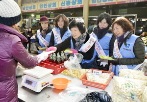 23일 관문시장에 원산지 표시 단속을 나선 국립농산물관리원 경북지원 원산지 표지 조사원들이 상인들에게 원산지 푯말을 나눠주고 있다.