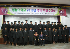 바쁜 직장인이나 자영업자에게 일과 공부를 병행할 수 있는 학점은행제가 인기를 얻고 있는 가운데 영남대 사회교육원은 토요일 수업만으로 총장명의 학사학위 취득이 가능한 주말특별과정을 개설해 눈길을 끌고 있다. 영남대 2013년 후기 학위수여식 모습. 영남대 제공