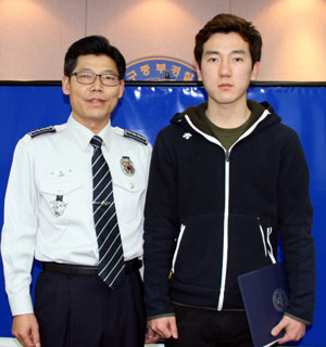 특수절도 피의자를 잡은 용감한 시민이 경찰로부터 감사장을 받았다. 중부경찰서 제공