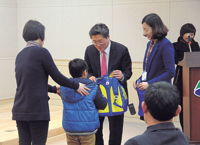 24일 청송군 드림스타트센터에서 김안식 경북북부제1교도소장이 올 3월 초등학교에 입학하는 지역 학생 9명에게 가방을 선물하고 있다. 경북북부제1교도소 제공
