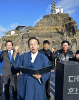 일본정부가 교과서 해설서에 독도를 일본 영토로 명기하겠다는 방침과 관련해 김관용 경상북도지사가 29일 오전 독도를 방문해 일본의 망언을 규탄하는 성명을 발표하고 있다. 우태욱기자 woo@msnet.co.kr