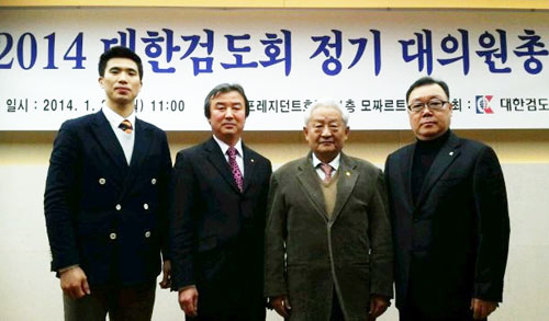 구미시청 검도팀이 대한검도회 시상식에서 각종 상을 휩쓸었다. 사진은 구미시청 이강호 선수, 대한검도회 김재문 부회장, 이종림 회장, 구미시청 이신근 감독. 경북검도회 제공