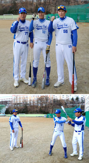 대구 경복중 원민구 감독이 차남 태인 군의 타격 자세를 교정해주고 있다. 왼쪽은 장남인 원태진 코치. 이상헌기자