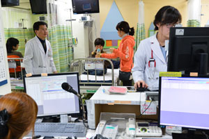 1일 오후 계명대 동산병원 소아응급센터에서 의료진들이 고열과 감기 등에 시달리는 어린이환자를 진료하며 바쁘게 움직이고 있다. 정운철기자 woon@msnet.co.kr
