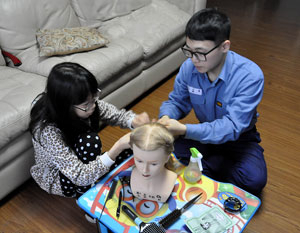 해군 118조기경보전대 민순제 일병이 이정인 양에게 미용 기술을 지도하고 있다. 해군 118조기경보전대 제공