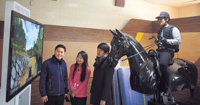 영천 운주산 승마장을 찾은 체험객들이 실제 말을 탄 것과 똑같은 체험을 할 수 있는 승마로봇을 타고 있다. 한국로봇융합연구원 제공