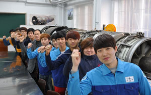 대구공업대 항공정비과 학생들이 F-4E 항공기 앞에서 파이팅을 외치고 있다. 민병곤기자