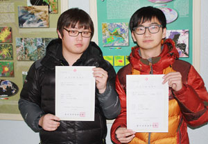 수업시간에 배운 내용을 정리해 만든 소프트웨어를 한국저작권위원회에 정식으로 등록해 화제를 모으고 있는 경일대학교 공간정보공학과 김지형(왼쪽)