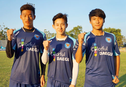 대구FC 새내기 정대교와 신창무, 금교진(왼쪽부터)이 10일 훈련 후 파이팅을 외치며 각오를 다졌다. 김교성기자