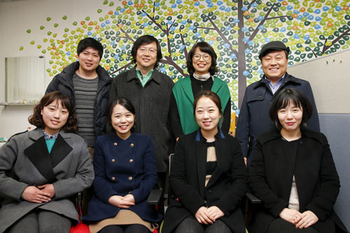 2014 중등교사 임용시험에 합격한 영남대 한문교육과 졸업생들과 지도교수들.