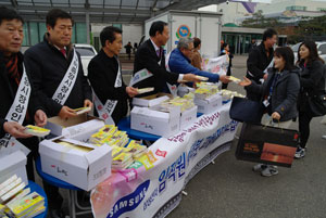 구미 중앙시장 상인연합회 회원들이 지난달 말 삼성전자 구미 스마트시티에서 설날을 맞아 귀향하는 임직원들에게 떡 등 간식을 전하며 환송 행사를 열었다. 구미시 제공