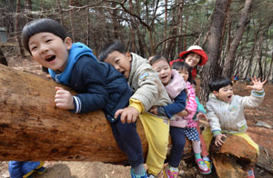 대구시 앞산공원관리사무소는 다음달부터 11월까지 유아숲체험원을 운영한다. 사진은 고산골 숲체험원에서 즐거운 시간을 보내고 있는 어린이들. 매일신문DB
