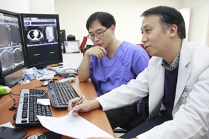 직장암의 림프절 전이에 대한 MRI 검사의 예측 정확도를 연구한 칠곡경북대병원 영상의학센터 조승현 교수와 대장암센터 박준석 교수(왼쪽부터)가 MRI를 판독하고 있다.