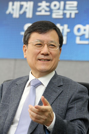 이달 말 취임 3주년을 맞는 신성철 DGIST 총장은 초일류 융복합 연구중심대학으로서의 비전을 강조했다.