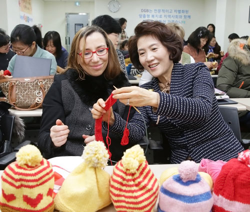 이달 13일 파랑새다문화복지센터에 모인 대구지역의 결혼이주여성들이 DGB금융그룹부인회 회원들과 함께 아프리카 아이들에게 보낼 털모자를 뜨고 있다.