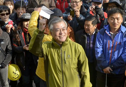 문재인 민주당 의원이 대통령 선거 패배 후 처음으로 16일 대구경북 당직자와 지지자들을 만나 앞산 고산골에서 산행을 하고 있다. 우태욱기자 woo@msnet.co.kr