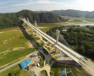 안동시 서후면 교리∼수상간 8.3km를 잇는 국도대체 우회도로 공사는 현재 73%의 공정률을 보이고 있다.