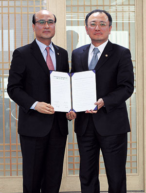 박기풍(오른쪽) 국토부 제1차관과 정연만 환경부 차관.
