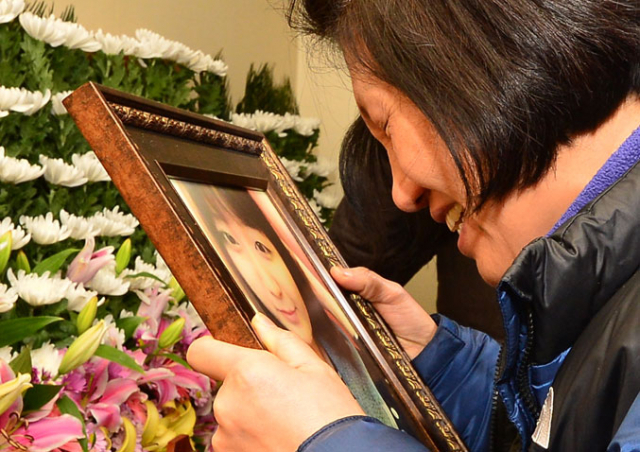 18일 오후 울산 21세기병원 장례식장에서 경주 마우나오션리조트 체육관 붕괴 사고로 숨진 김진솔 양의 어머니가 딸의 영정을 붙잡고 오열하고 있다. 정운철기자 woon@msnet.co.kr