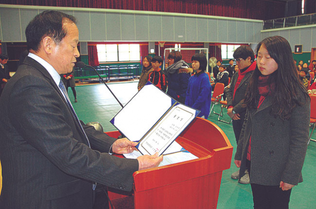 영양초등학교 졸업식에서 신장섭 교장이 학생들에게 일일이 졸업장을 전달하고 있다.