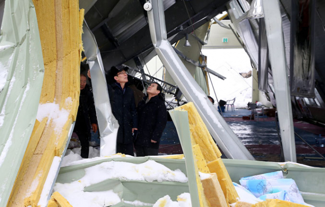 경찰이 경주 마우나오션리조트 체육관 붕괴 사고에 대한 본격적인 수사에 들어간 가운데 19일 국립과학수사연구원과 한국강구조학회, 시설안전공단 등 유관기관 관계자들이 붕괴된 체육관 건물을 정밀 감식하고 있다. 우태욱기자 woo@msnet.co.kr