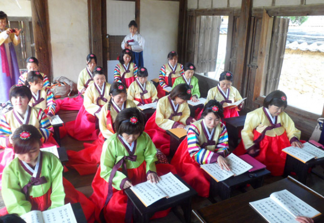 요시이 유키가 대구의 명소와 먹거리 등을 체험한 뒤 대구의 매력에 푹 빠졌다. 옻골마을과 동화사 등에서 체험하고 있는 모습.