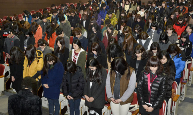 20일 대구 수성대학교 강당에서 열린 신입생 오리엔테이션에서 새내기 대학생들이 경주 마우나오션리조트 체육관 붕괴 사고로 희생된 부산외대 학생들의 넋을 기리며 묵념을 하고 있다. 우태욱기자 woo@msnet.co.kr